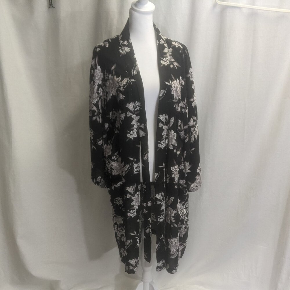 Spiritual Gangster *One Size Maya Kimono in Black Floral - Picture 2 of 16